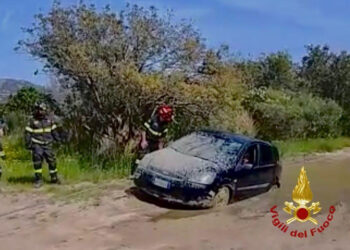 Olbia: auto rimane impantanata in località Vecchie Saline, intervengono i vigili del fuoco. Non ci sono feriti