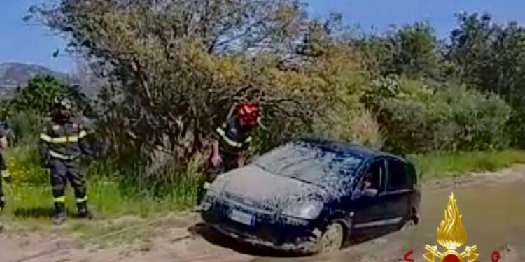Olbia: auto rimane impantanata in località Vecchie Saline, intervengono i vigili del fuoco. Non ci sono feriti