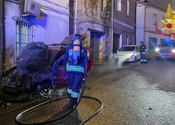 Burgos: a fuoco un’auto, sul posto i vigili del fuoco