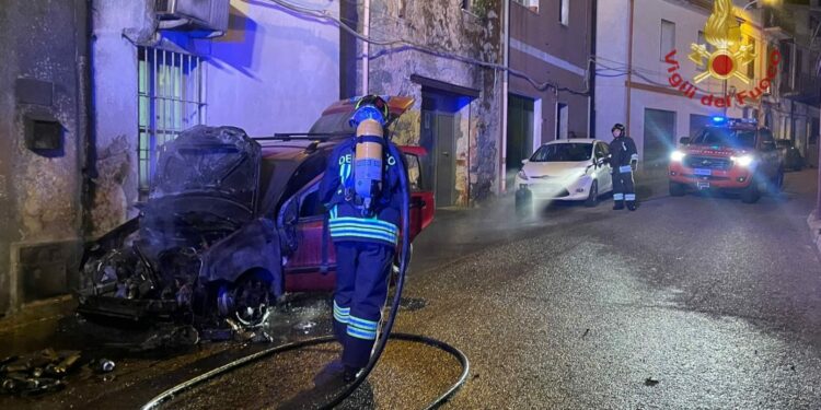 Burgos: a fuoco un’auto, sul posto i vigili del fuoco