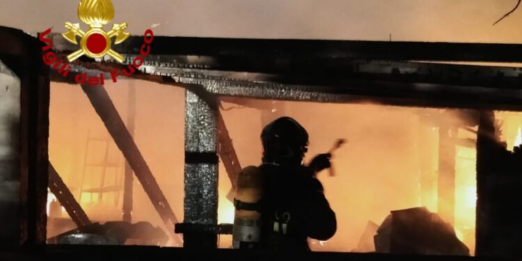 Arzachena: incendio in un chiosco bar a Liscia Ruja, intervengono i vigili del fuoco   I