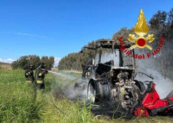 Santa Giusta: a fuoco un trattore, sul posto i vigili del fuoco
