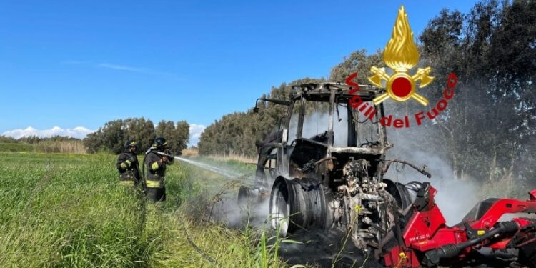 Santa Giusta: a fuoco un trattore, sul posto i vigili del fuoco