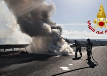 Va a fuoco un’auto alimentata a gasolio sulla SS 292, sul posto i vigili del fuoco, illeso il conducente