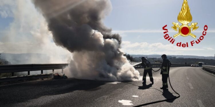 Va a fuoco un’auto alimentata a gasolio sulla SS 292, sul posto i vigili del fuoco, illeso il conducente