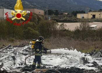 Tempio Pausania: prende fuoco un camper nella zona industriale, sul posto i vigili del fuoco