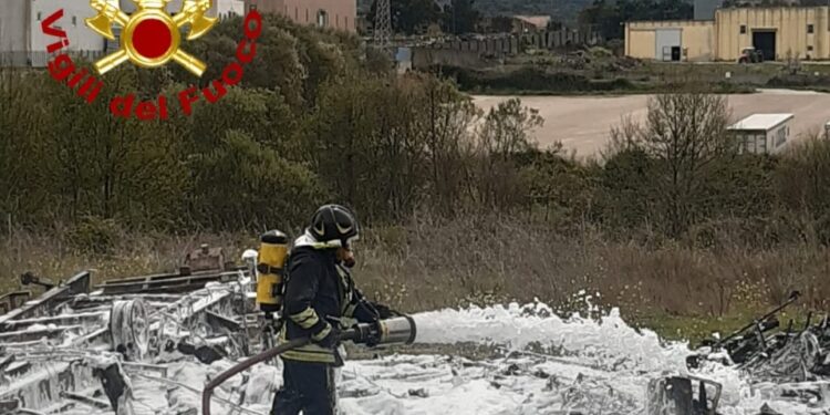 Tempio Pausania: prende fuoco un camper nella zona industriale, sul posto i vigili del fuoco