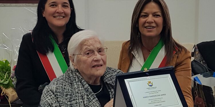 Oristano festeggia il secolo di vita di tzia Maria Maddalena Bardi