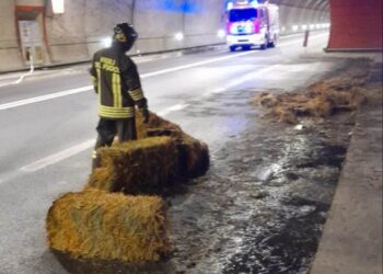 Cardedu e Bari Sardo: carico di foraggio va a fuoco nella galleria “Jenna Ortiga”