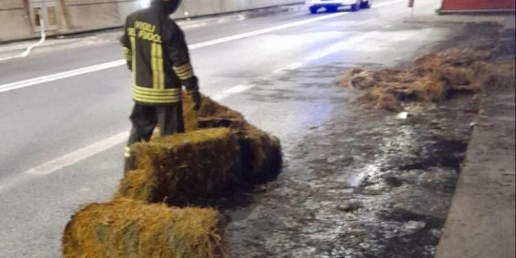 Cardedu e Bari Sardo: carico di foraggio va a fuoco nella galleria “Jenna Ortiga”