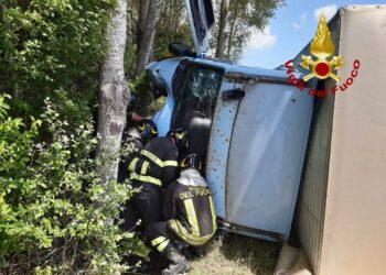 Tamponamento tra due furgoni sulla 131 Dcn, sul posto i vigili del fuoco