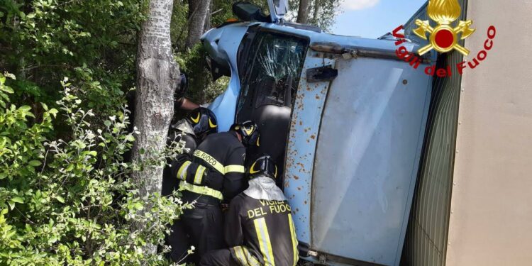 Tamponamento tra due furgoni sulla 131 Dcn, sul posto i vigili del fuoco