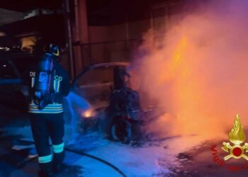 Olbia: a fuoco un’auto in via Picinni, ingenti i danni
