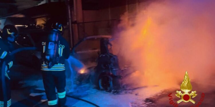Olbia: a fuoco un’auto in via Picinni, ingenti i danni