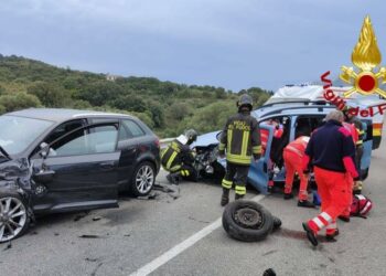 Siniscola: scontro frontale tra due autovetture, quattro persone in ospedale
