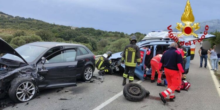 Siniscola: scontro frontale tra due autovetture, quattro persone in ospedale