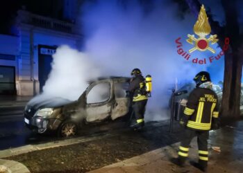 Alghero: a fuoco un furgone in via Vittorio Emanuele