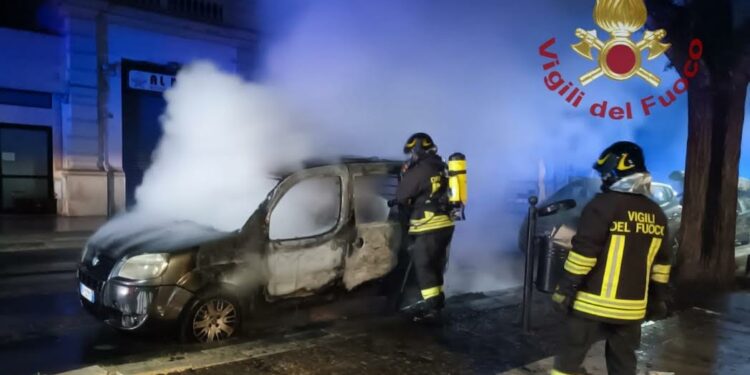Alghero: a fuoco un furgone in via Vittorio Emanuele