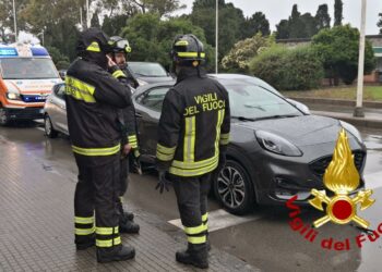 Sassari: auto contro un palo della luce in via Budapest e un tamponamento in via Predda Niedda, intervengono i vigili del fuoco