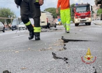 I vigili del fuoco, a Cagliari sono intervenuti per il dissesto e il cedimento del manto stradale in viale Francesco Ciusa