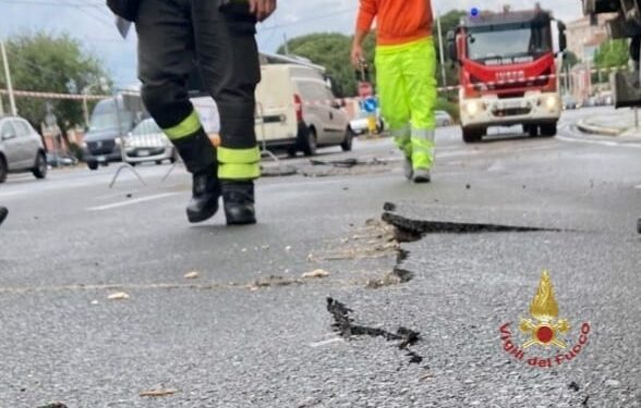 I vigili del fuoco, a Cagliari sono intervenuti per il dissesto e il cedimento del manto stradale in viale Francesco Ciusa