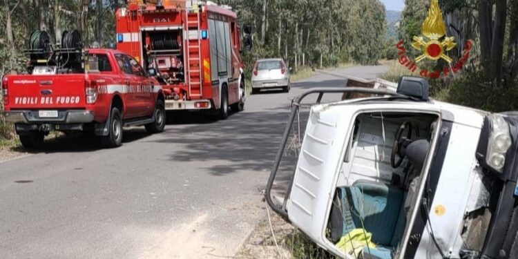 Un mini autocarro è uscito di strada in località Monte Gruttas, alla periferia di Castiadas, ferito il conducente