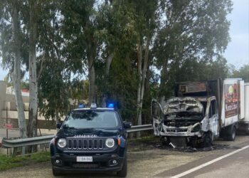 Un camion frigo ha preso fuoco lungo la SP 17, sul posto i carabinieri di Villasimius e i vigili del fuoco di San Vito