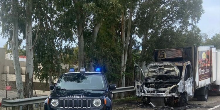 Un camion frigo ha preso fuoco lungo la SP 17, sul posto i carabinieri di Villasimius e i vigili del fuoco di San Vito