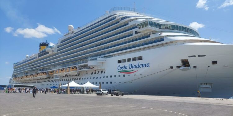 La Costa Diadema è approdata al porto di Oristano-Santa Giusta