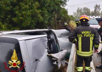Olbia: auto finisce fuori strada, i vigili del fuoco hanno soccorso una ragazza