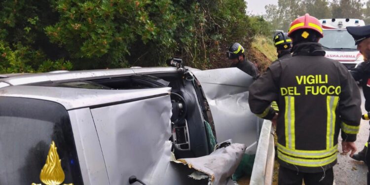 Olbia: auto finisce fuori strada, i vigili del fuoco hanno soccorso una ragazza