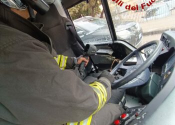 Sassari: principio d’incendio su un autobus di linea, intervengono i vigili del fuoco