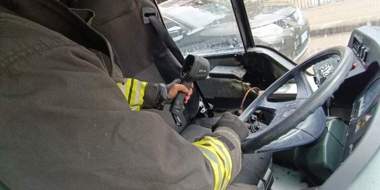 Sassari: principio d’incendio su un autobus di linea, intervengono i vigili del fuoco