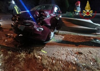 Sassari: macchina finisce fuori strada e si sbatte contro un guard rail, soccorso il conducente