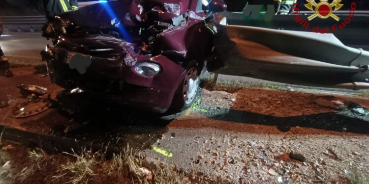 Sassari: macchina finisce fuori strada e si sbatte contro un guard rail, soccorso il conducente