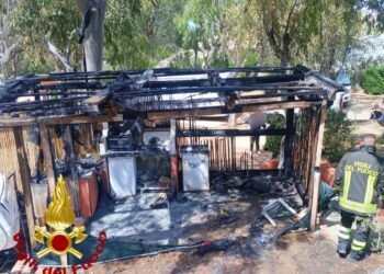 Palau: a fuoco un pergolato in un camping, sul posto i vigili del fuoco
