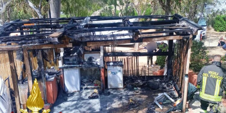 Palau: a fuoco un pergolato in un camping, sul posto i vigili del fuoco