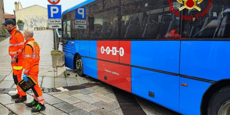 Macomer: pullman contro un’utilitaria, intervengono i vigili del fuoco