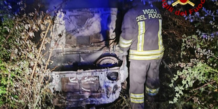 Silanus: a fuoco una Fiat Panda, sul posto i vigili del fuoco