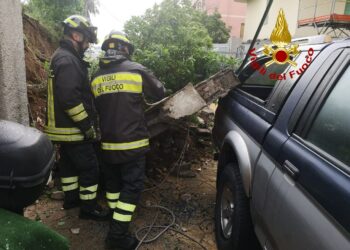Nuoro: crolla un muro di sostegno, sul posto i vigili del fuoco