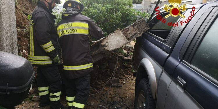 Nuoro: crolla un muro di sostegno, sul posto i vigili del fuoco