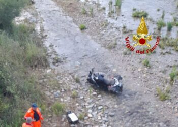 Tertenia: perde il controllo della moto e finisce la corsa sotto un ponte, morto un uomo
