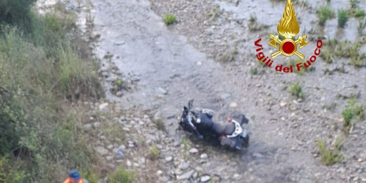 Tertenia: perde il controllo della moto e finisce la corsa sotto un ponte, morto un uomo