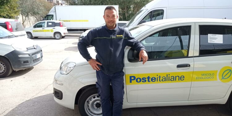 Onorificenza della Repubblica a Marco Casu, portalettere di Poste italiane a Oristano
