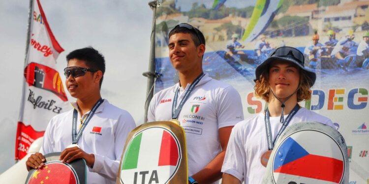 L’Italia vince l’oro a Torregrande nella Formula Kite Youth European Championship 2023 con Riccardo Pianosi, tra le donne Under 21 vince la francese Heloise Pegourie