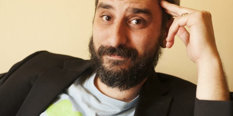 Teo Benedetti a Villaspeciosa domani lunedì 29 maggio per Éntula presenta il libro “Brucia la strega”