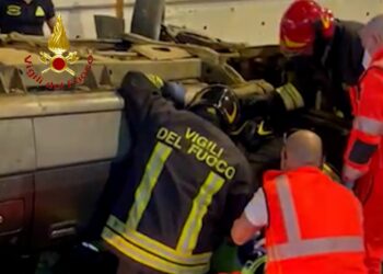 Incidente sulla nuova strada Statale 554, i vigili del fuoco hanno estratto il conducente da un veicolo ribaltato