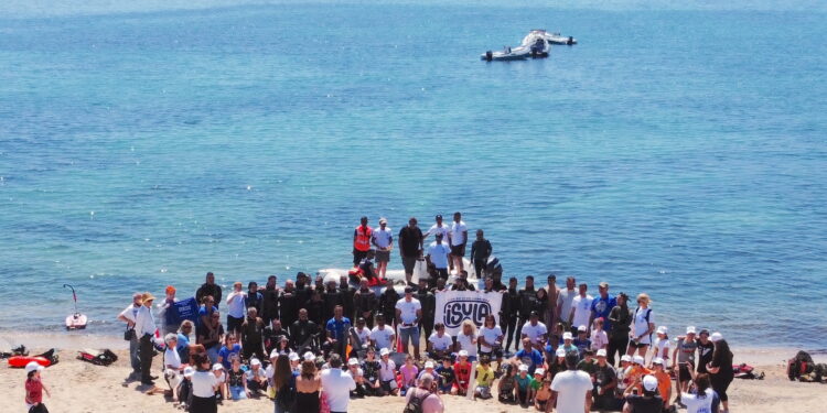 A pesca di rifiuti nel mare di Stintino