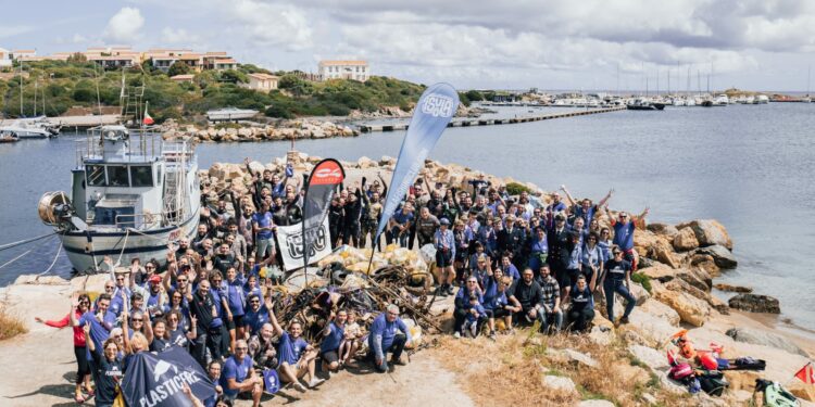 A pesca di rifiuti nella Spiaggetta D’Azzena. Volontari e sportivi fanno pulizia nel mare di Stintino