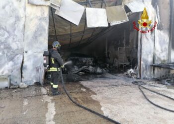 Quartu Sant’Elena: incendio nel capannone di un’attività commerciale nella località Serra Perdosa